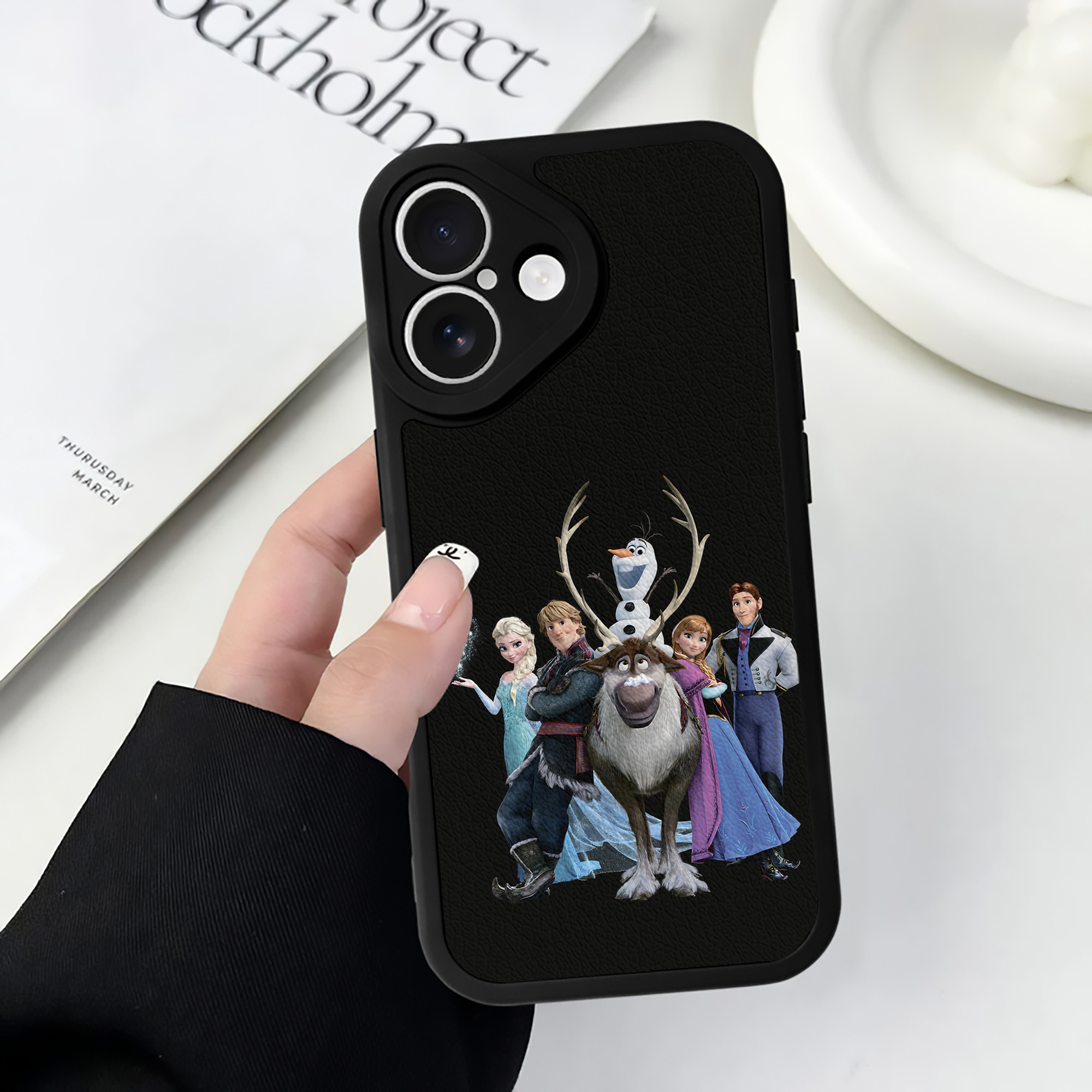 （画像用） アナと雪の女王 アンナ エルサ Frozen Anna Elsa 【iPhone 16シリーズ対応】シリコンスマホケース（レザー調） 材質：シリコン